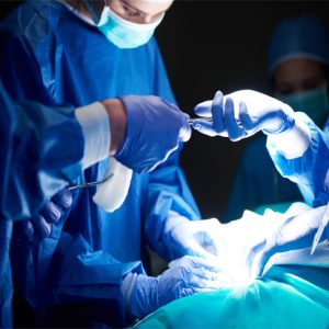 https://www.todomedic.com/wp-content/uploads/2022/07/surgeons-passing-scissors-to-each-other-300x300.jpg