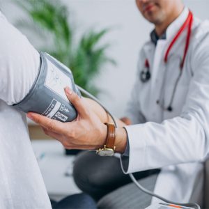 https://www.todomedic.com/wp-content/uploads/2022/08/young-male-psysician-with-patient-measuring-blood-pressure-300x300.jpg