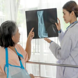 https://www.todomedic.com/wp-content/uploads/2022/09/doctor-informar-resultados-examen-salud-pelicula-rayos-x-alentar-mujeres-mayores-edad-avanzada-pacientes-fracturas-hospital_1150-21717-300x300.jpg